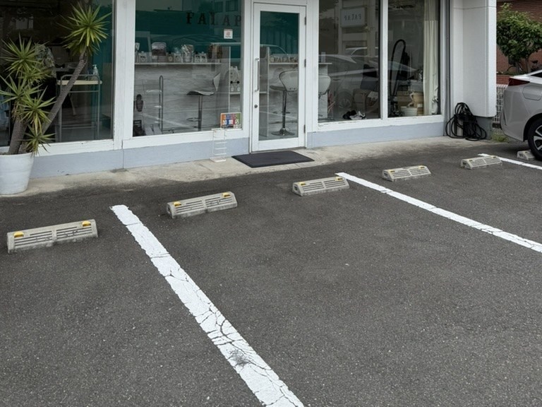 春日市の理容室・メンズサロンFALAP 駐車場4台完備の店頭