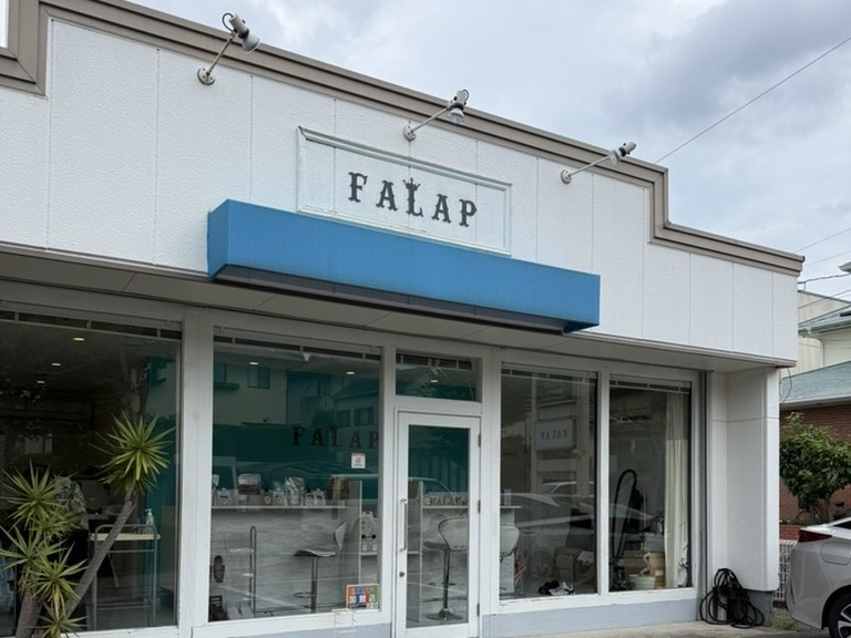 春日市の理容室・メンズサロンFALAP 外観 看板と店頭